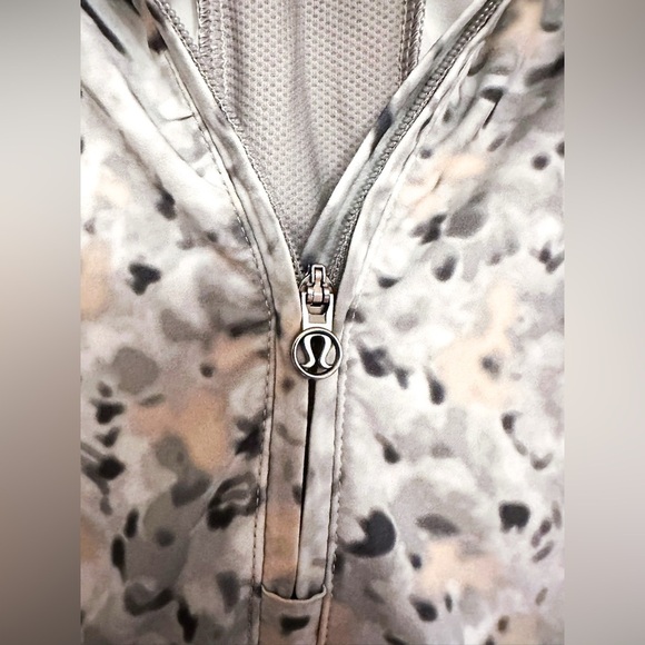 Lululemon Lightened Up Pullover Not So Petite Fleur Silver Spoon/Ambient Grey 6 - Picture 11 of 16